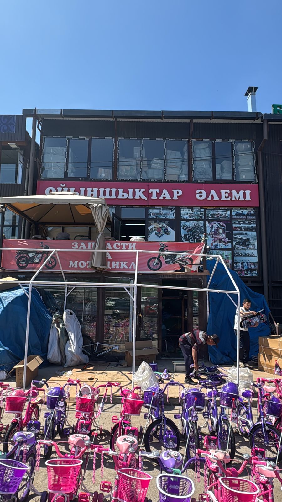 Витрина с детскими велосипедами