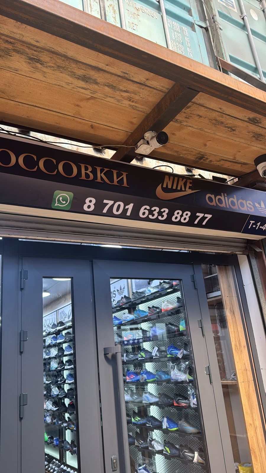 Витрина с кроссовками Nike и Adidas