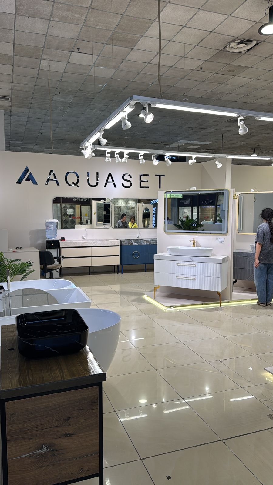 Современные ванные комнаты от AQUASET