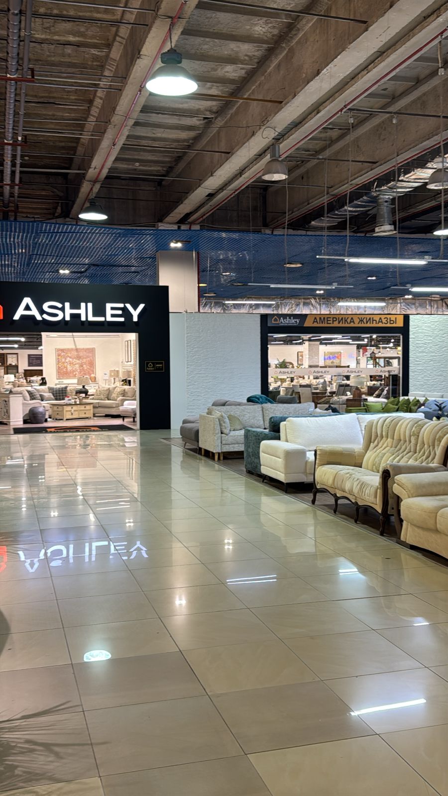 Витрина с мебелью от Ashley