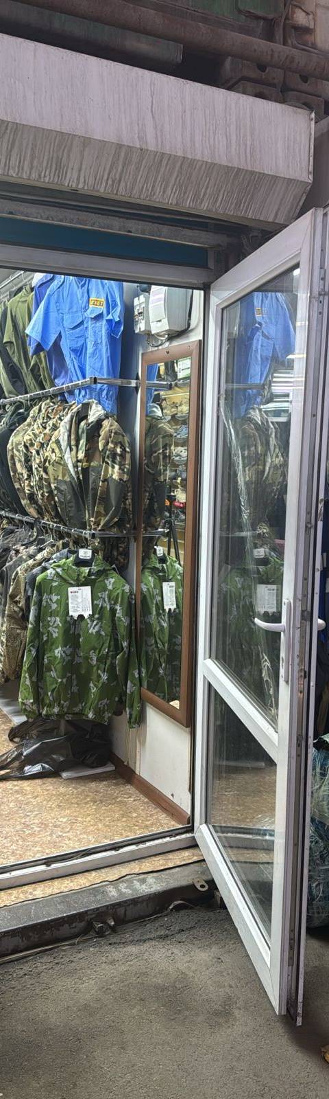Витрина с военной одеждой