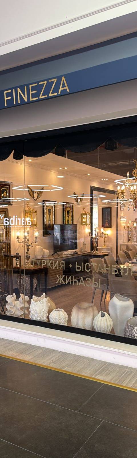 Элегантная витрина с мебелью и декором