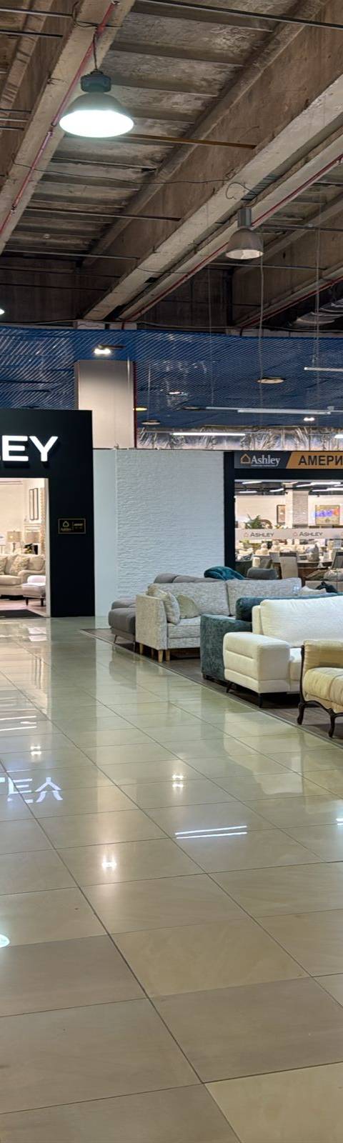 Витрина с мебелью от Ashley